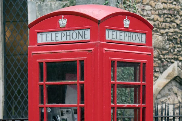 Englisches Telefon rote Kabine in Cambridge — Stockfoto