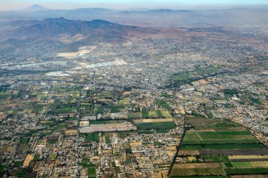 mexico City'de hava görünümünü cityscape panorama yakınındaki çiftlik alanları