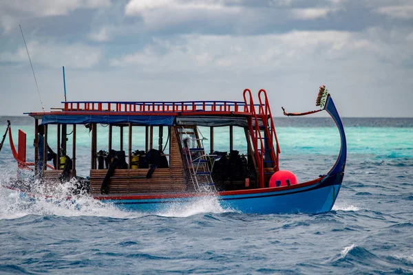 Maldivian dhoni boat in blue ocean — Stock Photo, Image