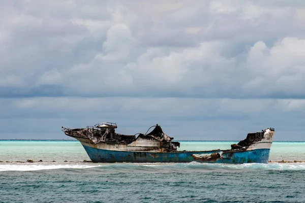 Schip wrak op het rif — Stockfoto