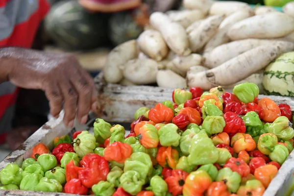 Malé, Maldives - folk mars 4 2017 - köpa frukt och vegatbles — Stockfoto