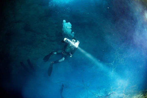 Cenotes grotte plongée dans la fosse — Photo