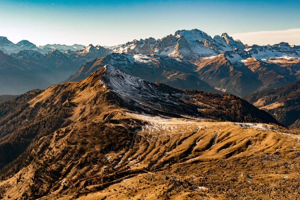 Dolomitas vista panorâmica paisagem enorme na primavera pouco tempo de neve — Fotografia de Stock