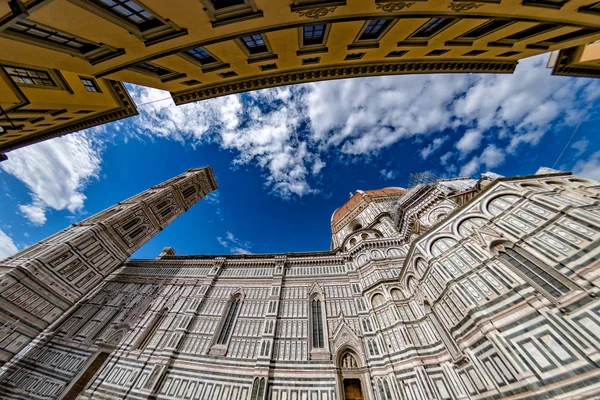 Florence dome věž "zdola nahoru" zobrazení — Stock fotografie