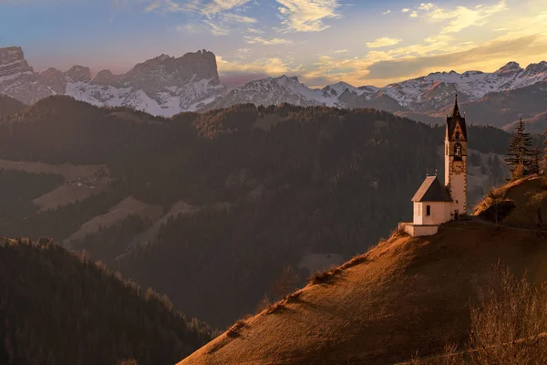 Bergkirche der Dolomiten bei Sonnenuntergang — Stockfoto