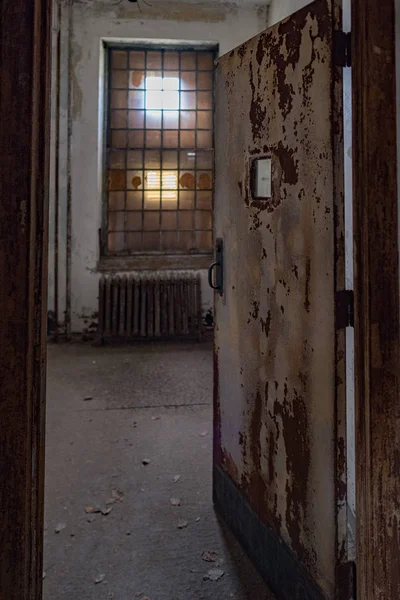 Abandonado hospital psiquiátrico quartos interiores — Fotografia de Stock