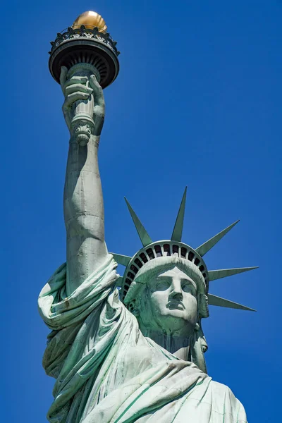 Statua wolności w Nowym Jorku na błękitne niebo — Zdjęcie stockowe