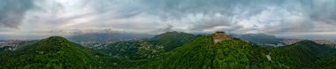 Genova Cenova tepe üzerinde kale ve duvar havadan görünümü