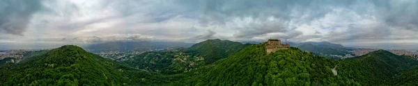 Gênes Gênes vue aérienne du château et mur sur la colline — Photo