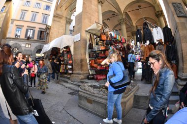 Florence, İtalya - 27 Mart 2017 - turist servet yaban domuzu domuz Floransa'da dokunmadan