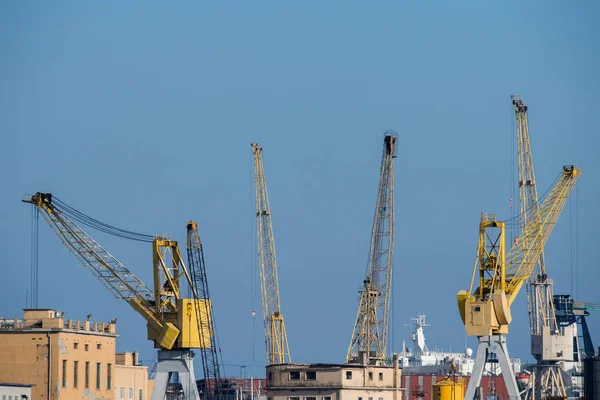 Ciudad de Génova paisaje urbano panorama desde el puerto de mar — Foto de Stock