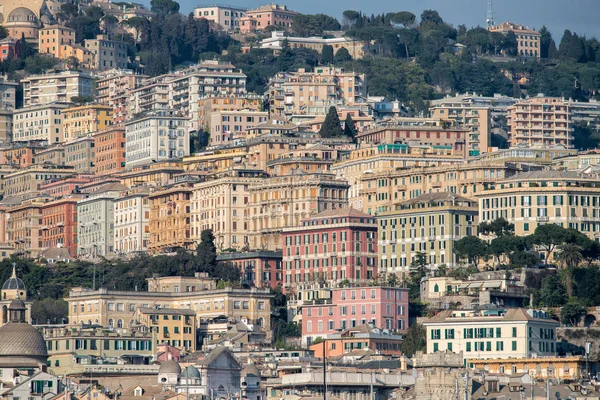 Cenova şehir cityscape panorama deniz limanı üzerinden