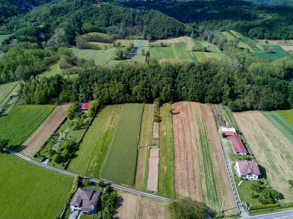 Borghetto di Borbera Italiaanse platteland dorp luchtfoto — Stockfoto