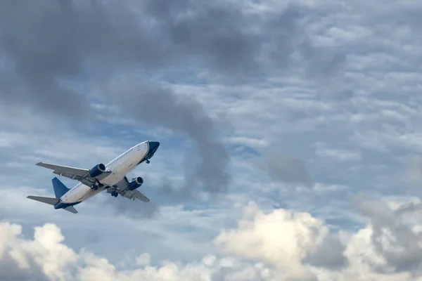 Vliegtuig Jet tijdens het opstijgen — Stockfoto