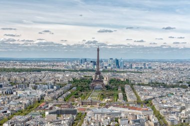 Paris Eiffel Kulesi ve şehir görünümü hava manzara