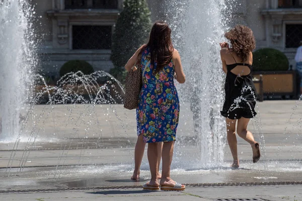 Pessoas saltando funtain no verão quente — Fotografia de Stock