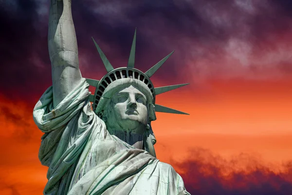 Статуя свободы в Нью-Йорке на фоне драматического неба после ядерной войны — стоковое фото