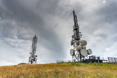 Telekom hücresel iletişim anten Kulesi mavi zemin üzerine