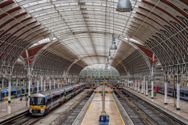 Londra, İngiltere - 18 Temmuz 2017 - gezginler Paddington istasyonu ile