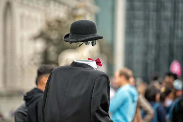 Uomo invisibile nella strada della città — Foto Stock