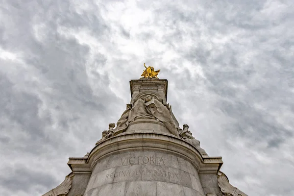 LONDRES, INGLATERRA - 15 JULIO 2017 - detalle del monumento a la reina Victoria en Londres —  Fotos de Stock