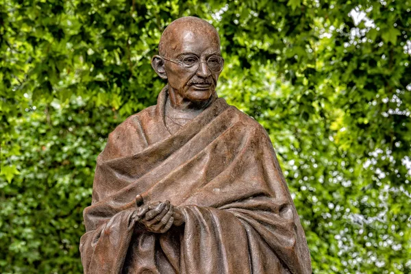 ロンドンのロンドン、イギリス - 2017 年 7 月 15 日 - ガンジー像 — ストック写真