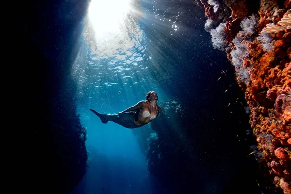 深い青色の海で水中を泳いで人魚 — ストック写真