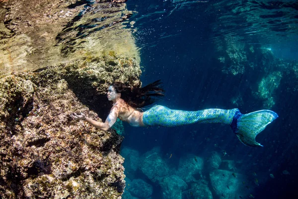 在深蓝色的大海中游泳水下美人鱼 — 图库照片