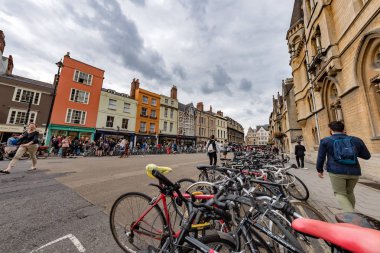 Oxford, İngiltere - 15 Haziran 2017 - turist üniversite kasabasında biri en çok ziyaret edilen dünya