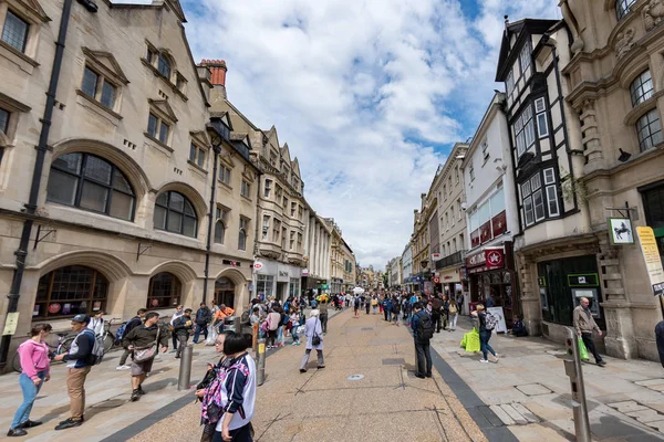 Oxford, Anglia - 15 lipca 2017 - turystów w mieście uniwersyteckim, jeden z najczęściej odwiedzanych na świecie — Zdjęcie stockowe