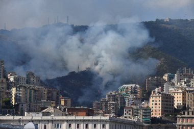 Genoa, İtalya - 9 Ağustos 2017 - yangın şehrin yanan