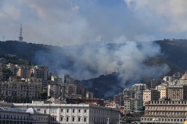 Genoa, İtalya - 9 Ağustos 2017 - yangın şehrin yanan