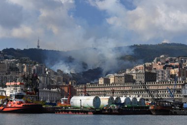 Genoa, İtalya - 9 Ağustos 2017 - yangın şehrin yanan