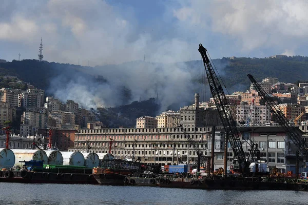 Genoa, İtalya - 9 Ağustos 2017 - yangın şehrin yanan