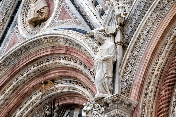 Siena dome externa Katedralutsikt detalj av staty — Stockfoto