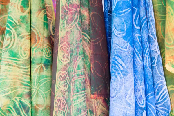 Elbise renkli pareo ve Polinezya pazarında Satılık