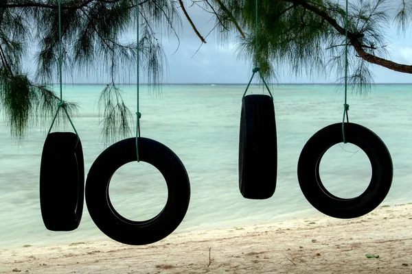 Pneus brinquedo baloiço baloiço na praia tropical paraíso — Fotografia de Stock