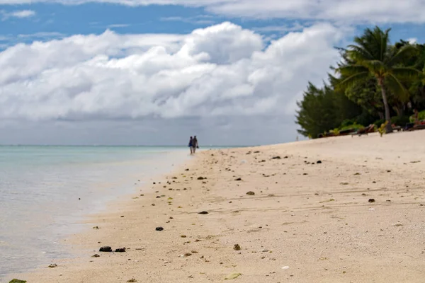 Man and woman walking on polynesia beach — Stock Photo, Image