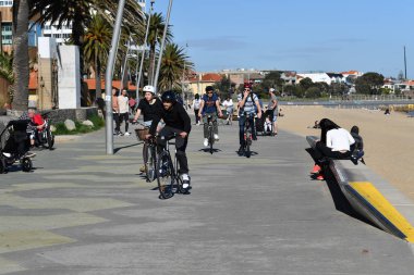 Melbourne, Avustralya - 14 Ağustos 2017 - insanlar üzerinde St. Kilda plaj rahatlatıcı