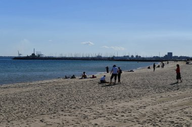 Melbourne, Avustralya - 14 Ağustos 2017 - insanlar üzerinde St. Kilda plaj rahatlatıcı