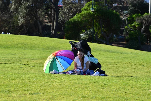 MELBOURNE, AUSTRÁLIA - 14 de AGOSTO de 2017 - Pessoas relaxantes em St. Kilda a praia — Fotografia de Stock