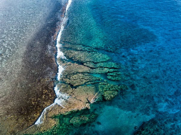 Vista aerea delle onde sulla barriera corallina della polinesia Isole Cook — Foto Stock