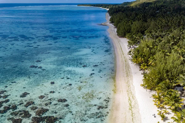 Luchtfoto van golven op rif van Polynesië Cookeilanden — Stockfoto