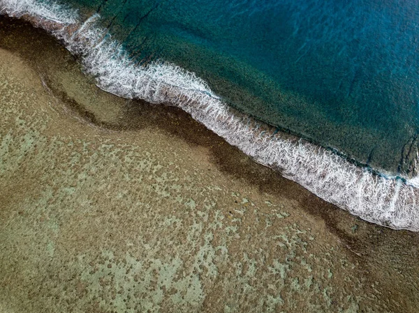 Luftaufnahme der Wellen am Riff der polynesischen Kochinseln — Stockfoto