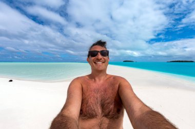selfie tropikal Polinezya plajda mutlu adamın
