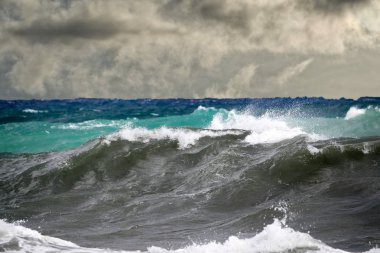 Tsunami tropikal kasırga denizde