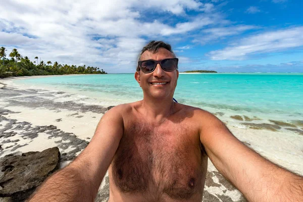 selfie tropikal Polinezya plajda mutlu adamın