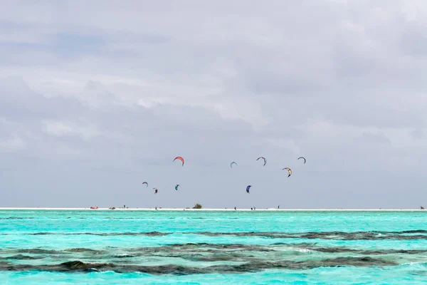 Kitesurfistas en la playa polinesia tropical —  Fotos de Stock
