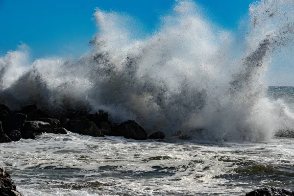 Tsunami tropische orkaan aan de zee — Stockfoto