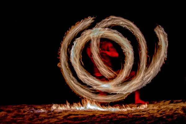 Dança de fogo Dançarina polinésia das Ilhas Cook com pólo de chamas — Fotografia de Stock